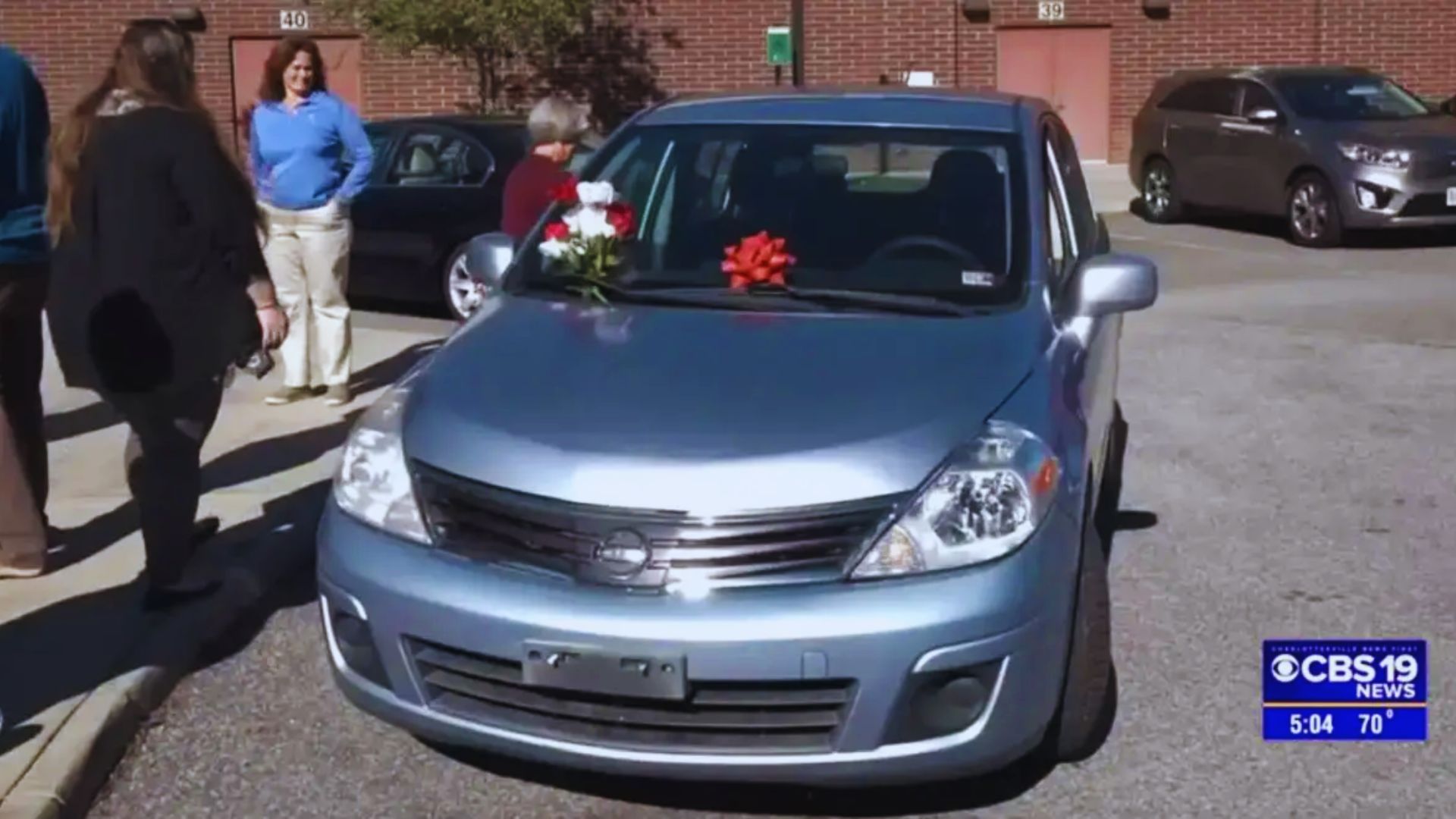 Mãe solo de 6 crianças ganha reforma completa de carro, de estudantes técnicos de escola dos EUA