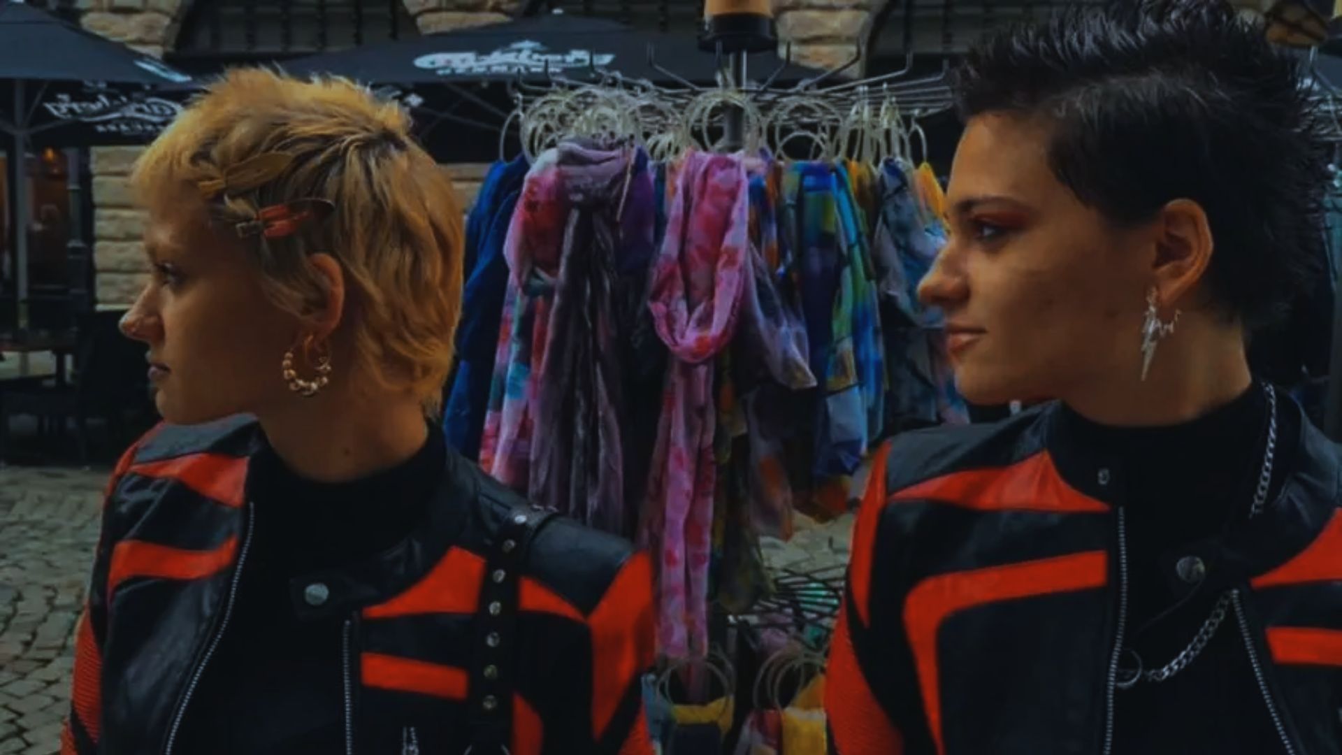 Irmãs gêmeas se reconectam após décadas graças a um vídeo viral no TikTok