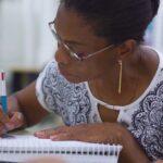 Faxineira da Unesp passa em vestibular e comemora vaga em curso de biologia: ‘Consegui meu espaço’