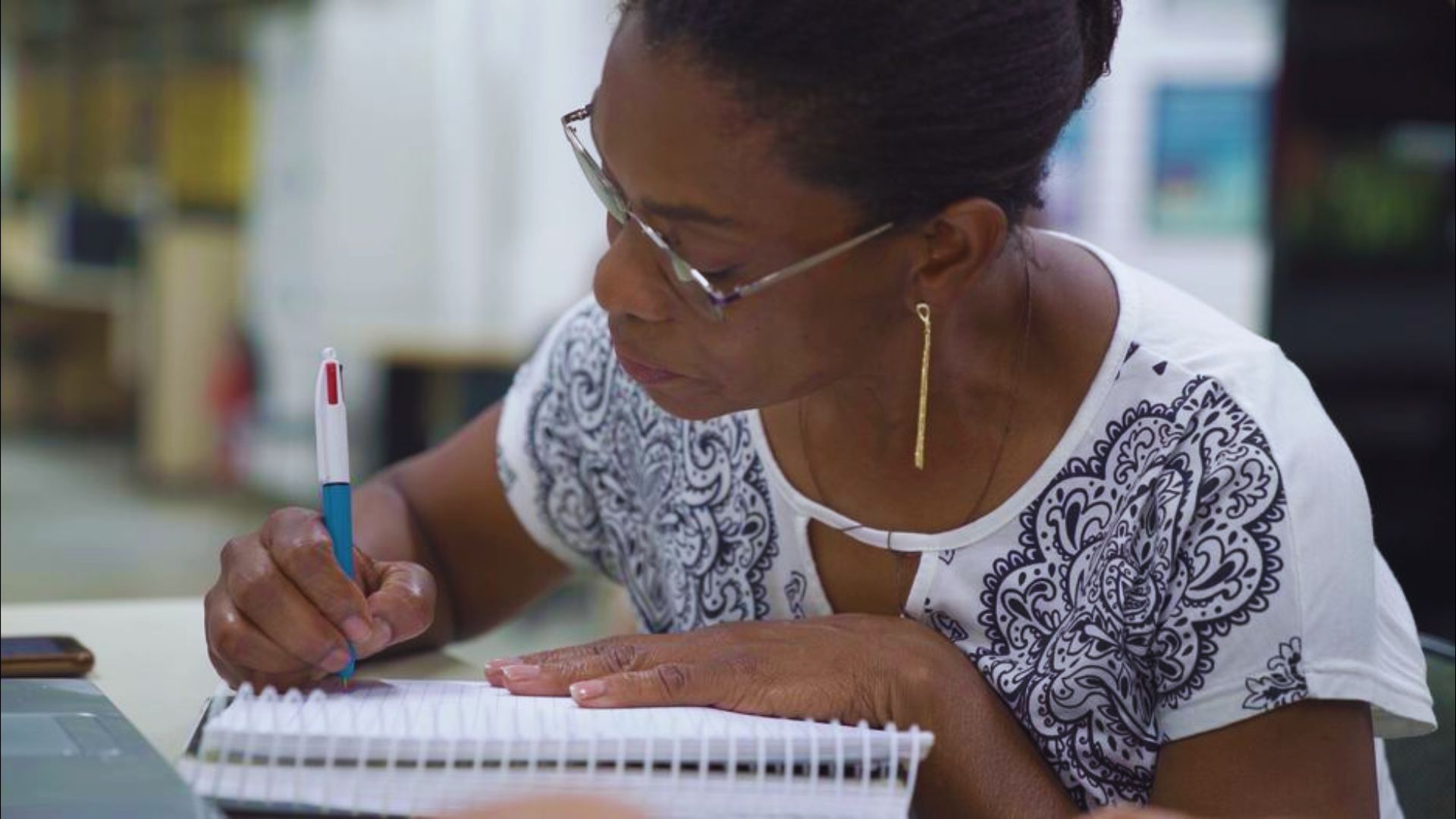 Faxineira da Unesp passa em vestibular e comemora vaga em curso de biologia: ‘Consegui meu espaço’