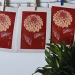 As vibrantes impressões linogravuras de flores e folhagens de Grace