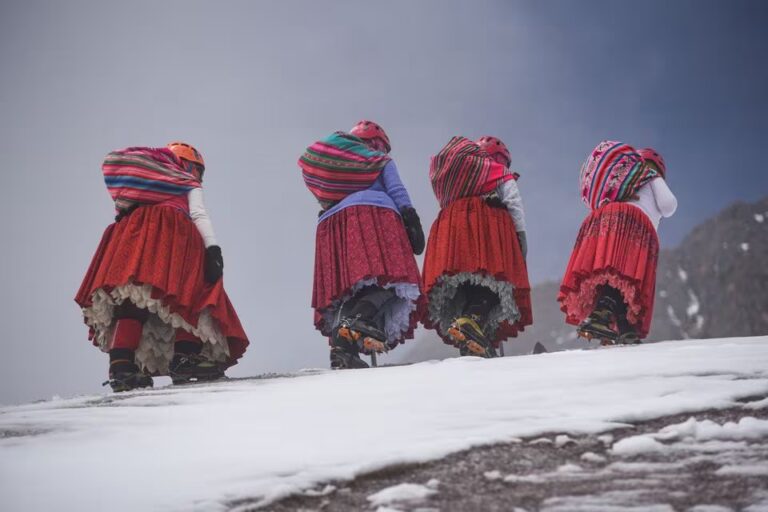 Alpinistas cholita da Bolívia sonham em conquistar o Everest de saias
