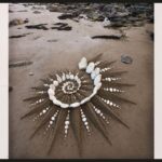 Em ‘Areia e Pedra’, artista Jon cria gradientes hipnóticos e padrões orgânicos