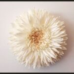 Artista Tiffanie revela esculturas gigantes de flores de papel
