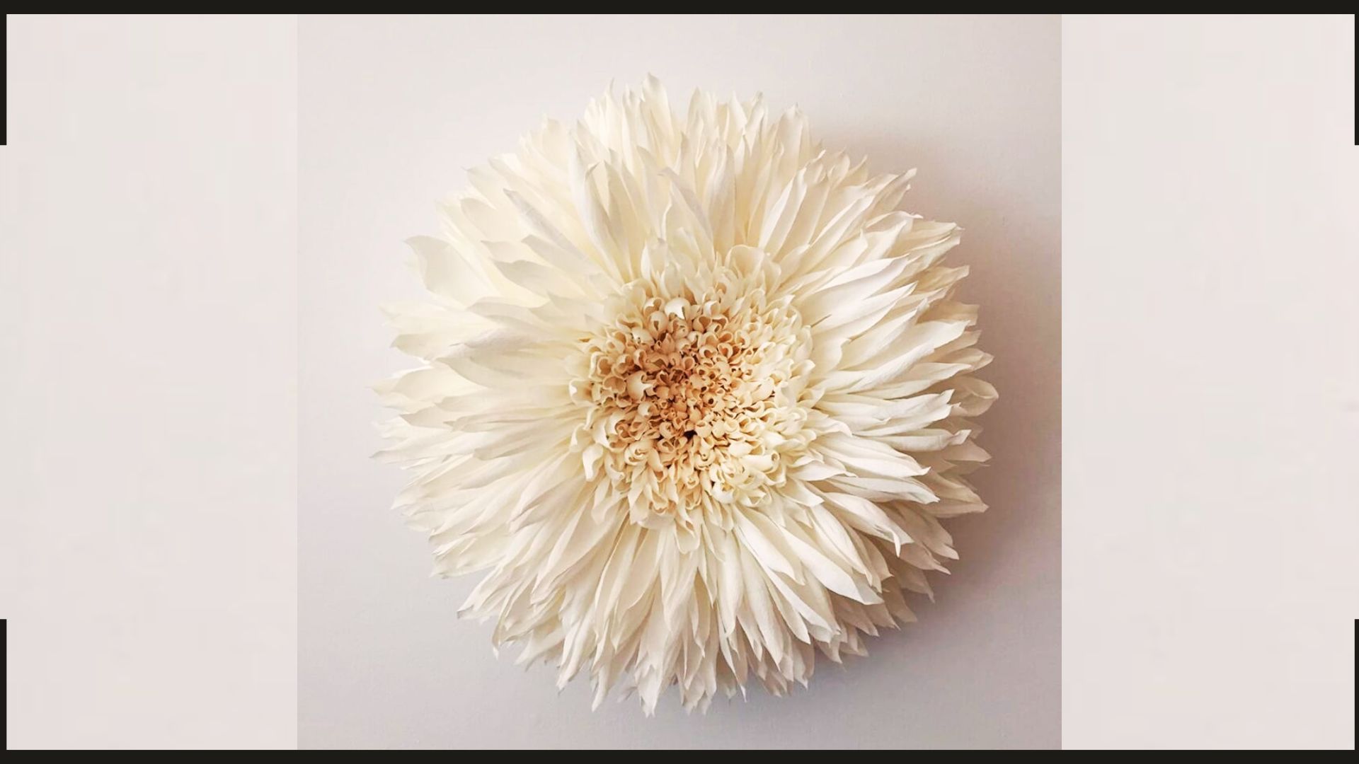 Artista Tiffanie revela esculturas gigantes de flores de papel