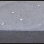 Gotas de água rechonchudas caem espetacularmente em uma escultura de Lily Clark