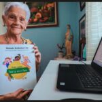 Aos 90 anos, ela lançou um livro para ensinar crianças a ler e escrever