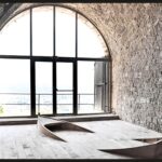 Artista parisiense mostra cenas distorcidas em ambientes inesperados