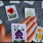 Julie e suas pequenas obras em ponto cruz