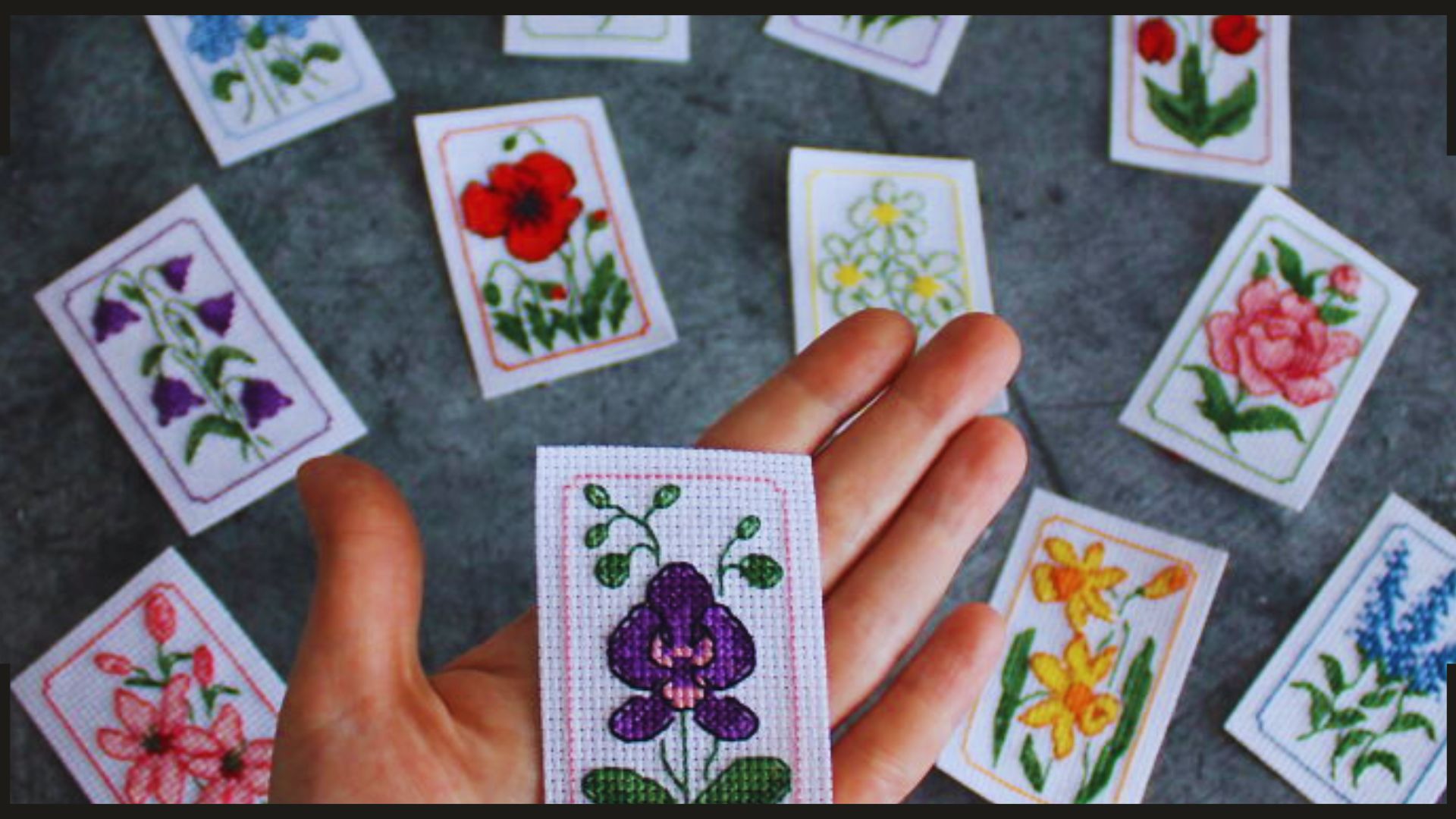 Julie e suas pequenas obras em ponto cruz