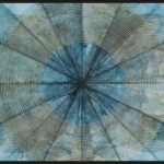 Katrine expressa a simetria através de papel, arame e junco