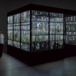 Sasaki cria montagens delicadas de vidro com flores espectrais