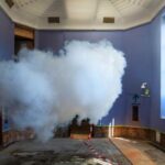 Artista cria nuvens de verdade dentro de salas… só por alguns segundos