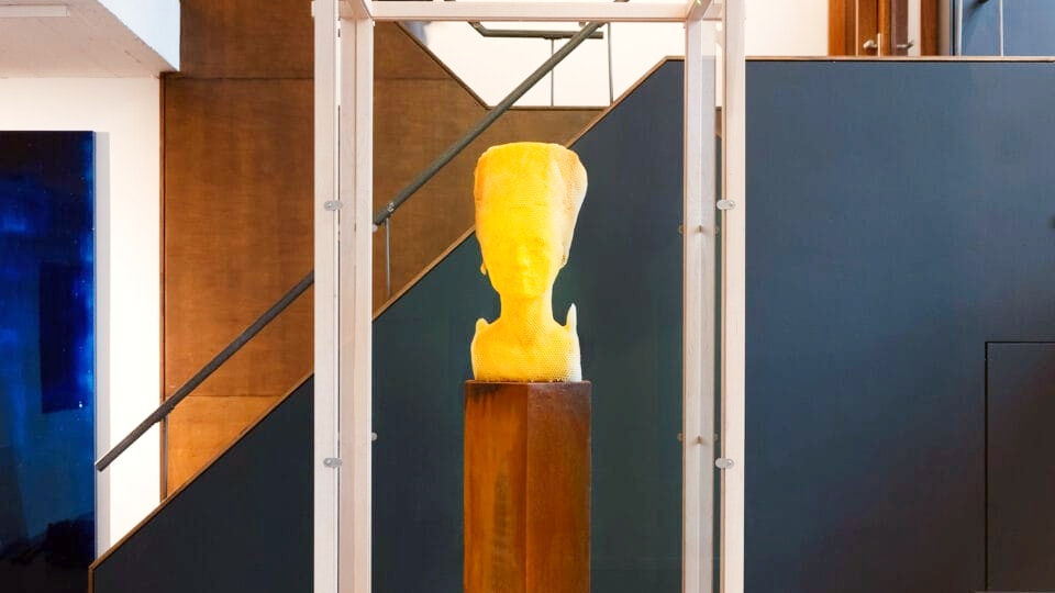 Esculturas clássicas em cera ganham vida com 60 mil abelhas