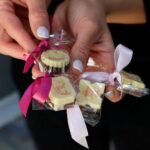 Mulher palestina espalhou alegria no Natal da Cisjordânia com chocolates de tâmaras