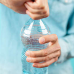 O que acontece com o ar dentro de uma garrafa quando ela é fechada