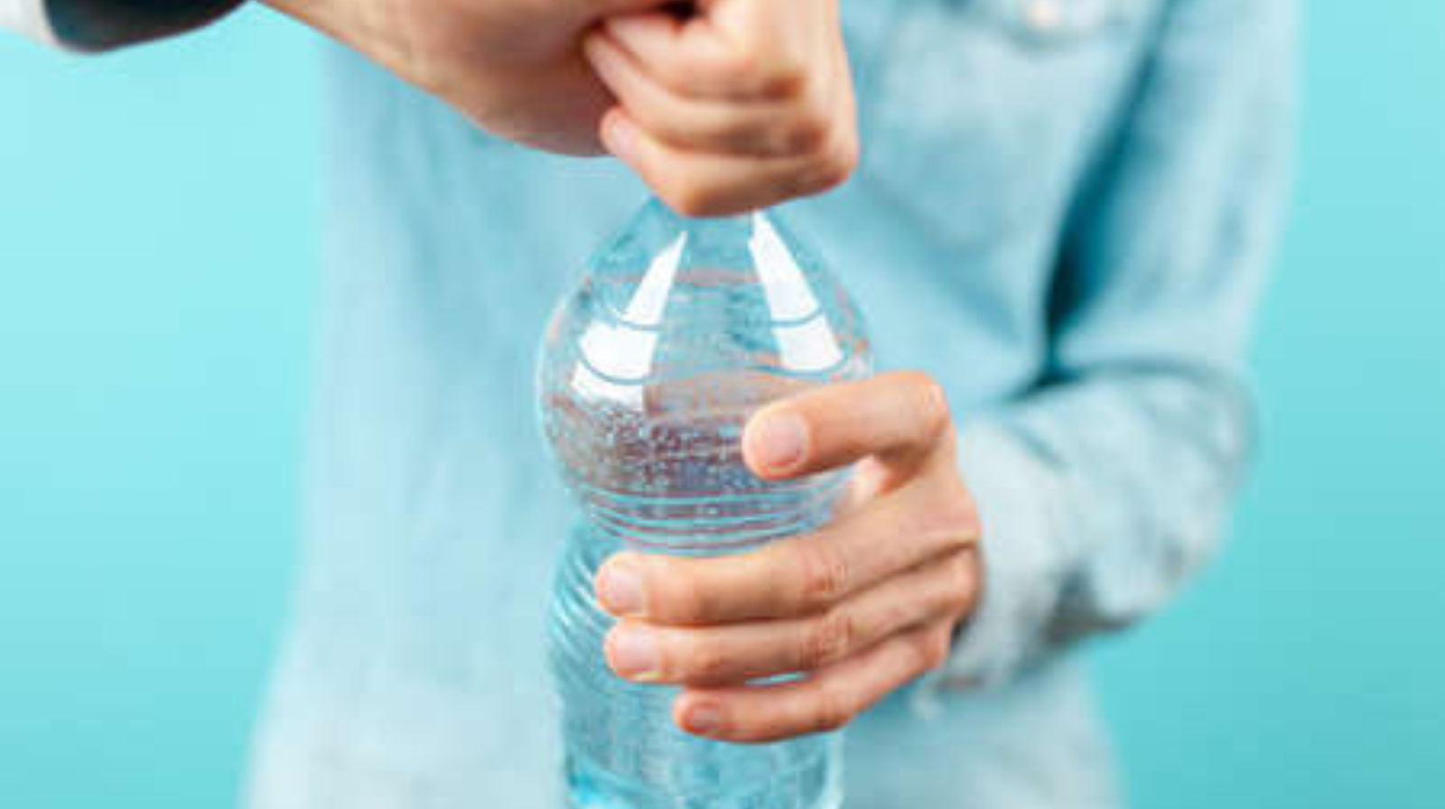 O que acontece com o ar dentro de uma garrafa quando ela é fechada