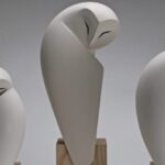 Artista esculpe o sopro: a leveza de pássaros moldados em bronze e argila