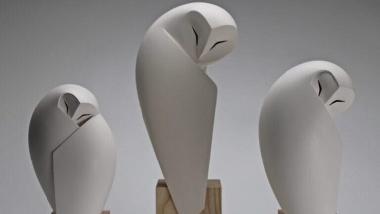 Artista esculpe o sopro: a leveza de pássaros moldados em bronze e argila