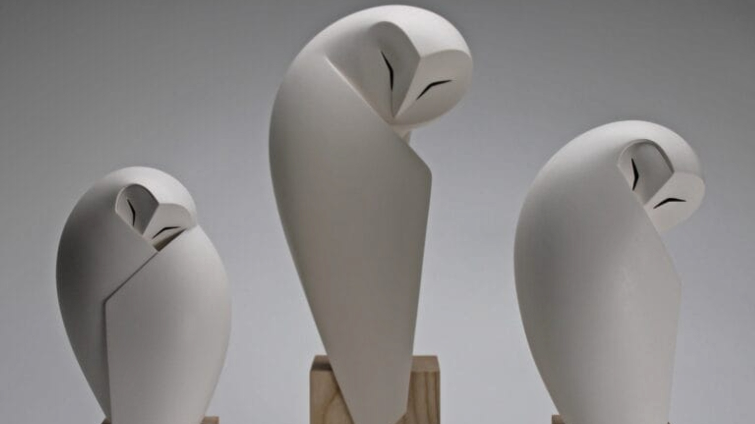 Artista esculpe o sopro: a leveza de pássaros moldados em bronze e argila