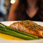 Salmão com crosta de ervas e aspargos