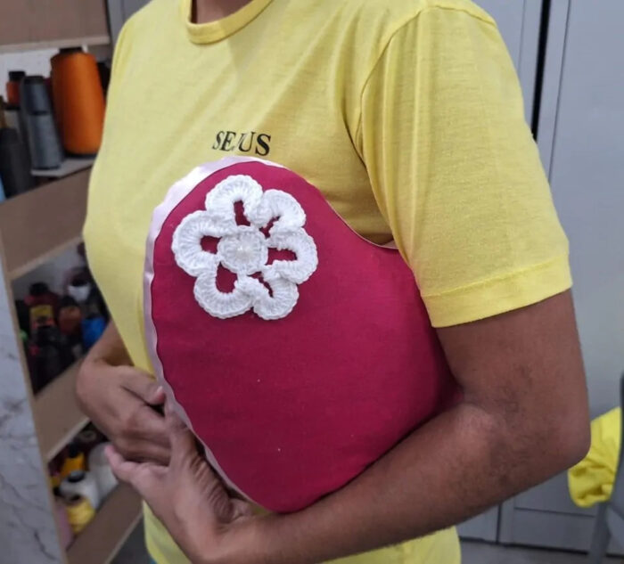 Solidariedade que transforma: detentas produzem apoio para mulheres com câncer