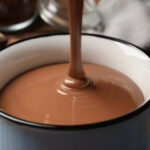 Chocolate quente cremoso: receita fácil para espantar o frio