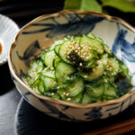 Conheça o sunomono, a refrescante e delicada salada japonesa tradicional