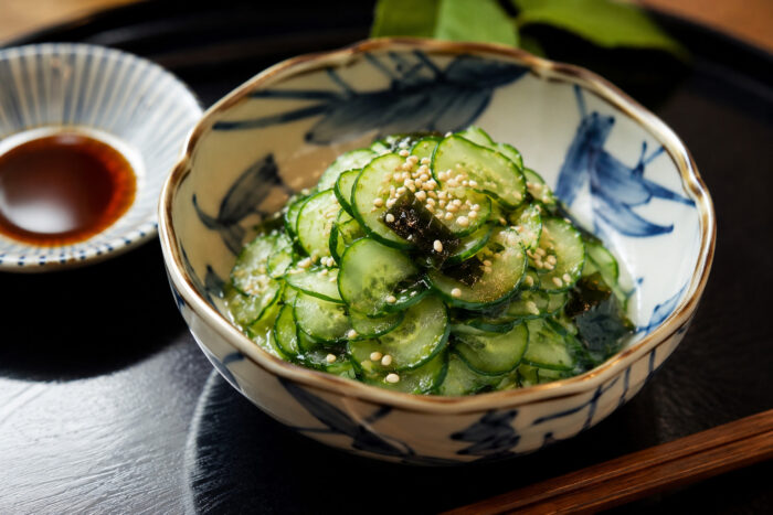 Conheça o sunomono, a refrescante e delicada salada japonesa tradicional