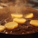 Errou a mão no sal? Conheça o truque simples da batata que salva o almoço sem deixar o caldo ralo