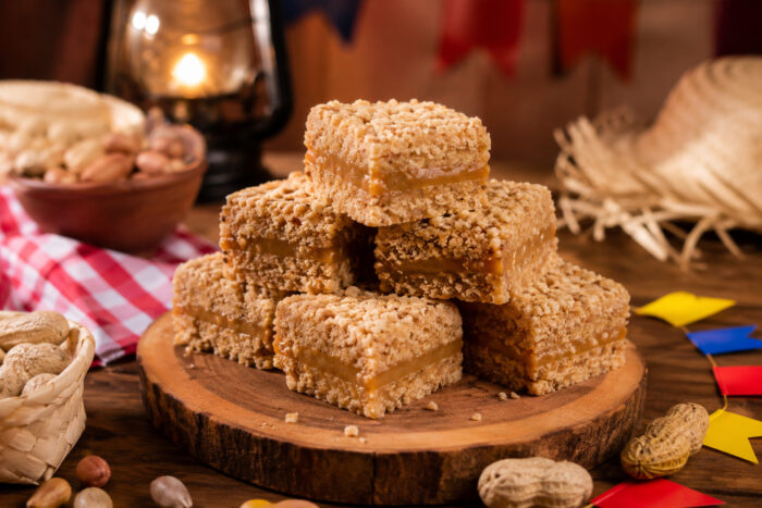 Paçoca de amendoim com coco e recheio de doce de leite