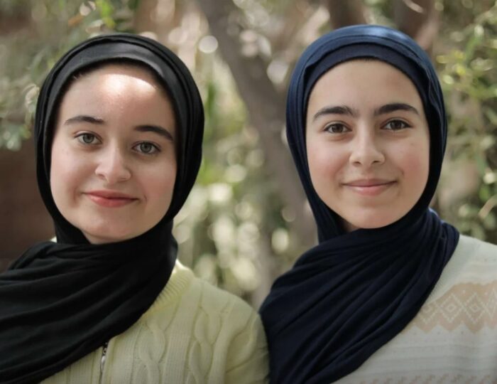 Irmãs de Gaza transformam restos de guerra em tijolos e ganham prêmio; tijolos serão utilizados para reconstruir Gaza