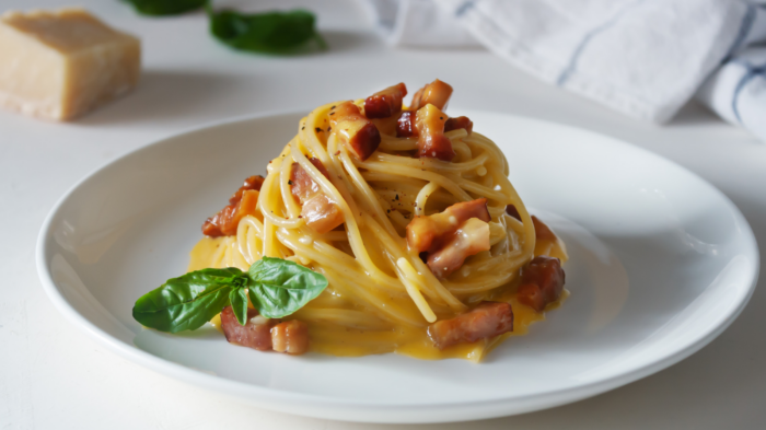 Macarrão à carbonara tradicional e super cremoso