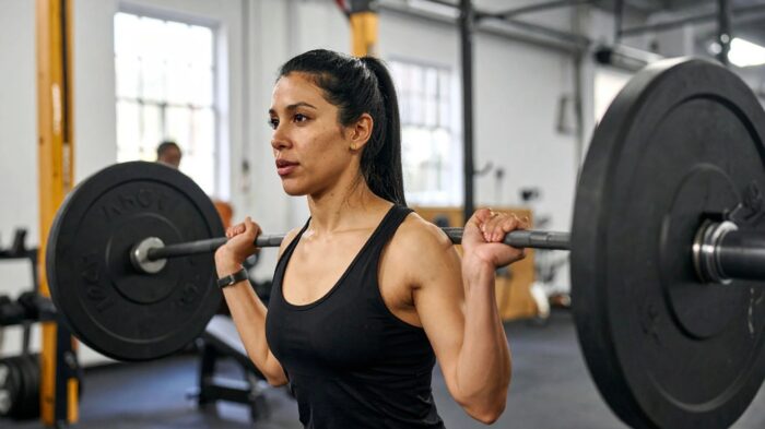 Benefícios do treino de força para a saúde feminina e o bem-estar diário