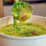 Caldo verde com calabresa cremoso e reconfortante para o inverno