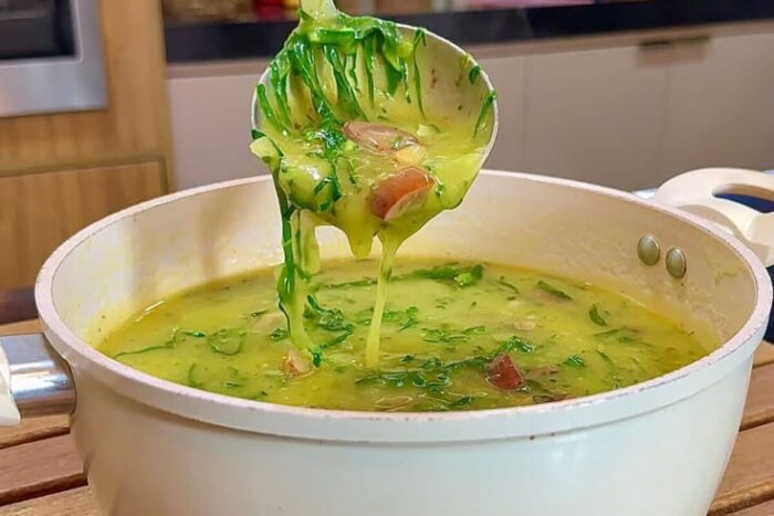 Caldo verde com calabresa cremoso e reconfortante para o inverno