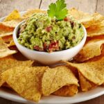Guacamole caseiro com nachos uma receita fresca e crocante para petiscar