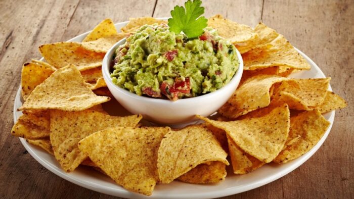 Guacamole caseiro com nachos uma receita fresca e crocante para petiscar