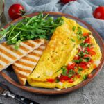 Omelete leve com tomate fresco e ervas finas