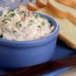 Patê caseiro de atum com ervas para torradas integrais