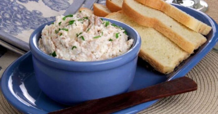 Patê caseiro de atum com ervas para torradas integrais