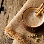 Chá quente de gengibre com cravo e canela reconfortante