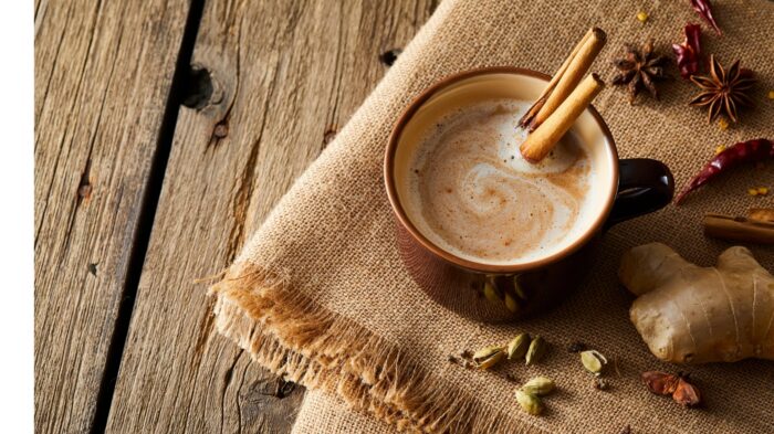 Chá quente de gengibre com cravo e canela reconfortante