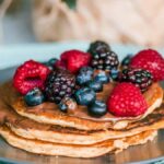 Panquecas integrais com frutas frescas