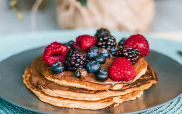Panquecas integrais com frutas frescas