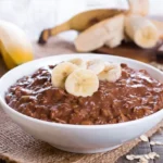 Mingau nutritivo de aveia com cacau para o seu café da manhã