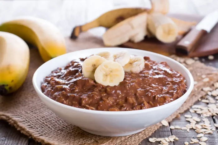 Mingau nutritivo de aveia com cacau para o seu café da manhã