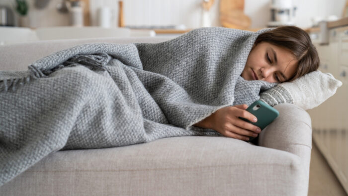 Manta de algodão no sofá para aquecer dias frios