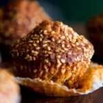 Bolinhos integrais de cenoura com cobertura leve fofinhos e práticos