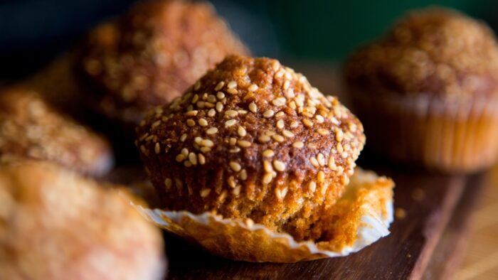 Bolinhos integrais de cenoura com cobertura leve fofinhos e práticos